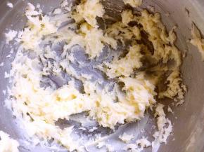 黄油软化至手能按个洞，打蛋器打散