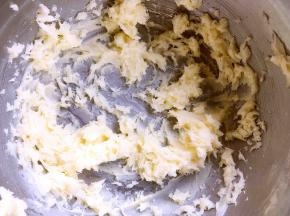 黄油软化至手能按个洞，打蛋器打散