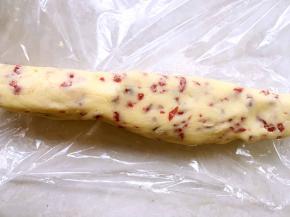 桌上铺保鲜膜，将搅拌好的面团倒在保鲜膜上