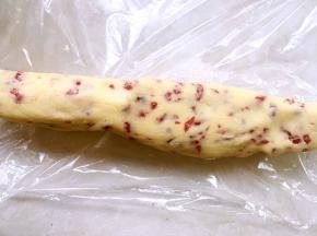 桌上铺保鲜膜，将搅拌好的面团倒在保鲜膜上