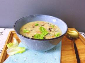 用碗装起来撒上少许生菜叶就可以吃了