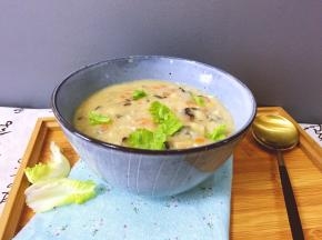 用碗装起来撒上少许生菜叶就可以吃了