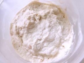 提前一天做酵头，将酵头全部材料活成面团，室温发酵