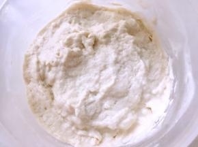 提前一天做酵头，将酵头全部材料活成面团，室温发酵