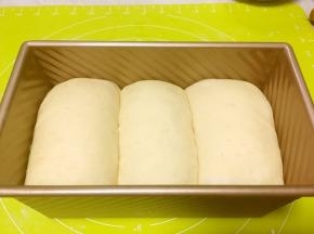 面团发酵至8分满取出，烤箱预热200度，之后将模具放入烤箱内180度烤35分钟