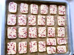 冷冻好取出，切成约为3毫米同等厚度的薄片，烤箱预热170度烤20分钟