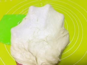 大约揉个15分钟，面团揉出扩展状态