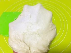 大约揉个15分钟，面团揉出扩展状态