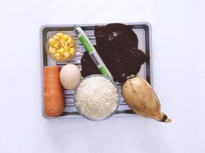 将玉米粒，胡萝卜，木耳，火腿肠，鸡蛋，大米，莲藕准备好