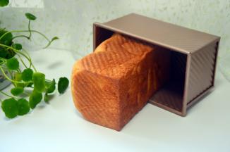 出炉轻轻磕几下模具面包就掉下来啦，放置手温装保鲜袋密封保存