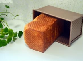 出炉轻轻磕几下模具面包就掉下来啦，放置手温装保鲜袋密封保存