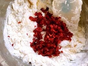 倒入蔓越梅碎，搅拌均匀无颗粒