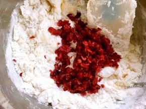 倒入蔓越梅碎，搅拌均匀无颗粒