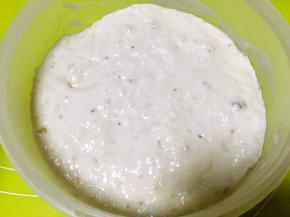 大约4、5个小时后，面团发酵成许多蜂窝煤状，表面有很多孔洞，侧面能看到很多蜂窝状网格即可，冰箱冷藏第二天使用