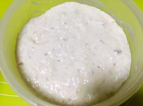 大约4、5个小时后，面团发酵成许多蜂窝煤状，表面有很多孔洞，侧面能看到很多蜂窝状网格即可，冰箱冷藏第二天使用