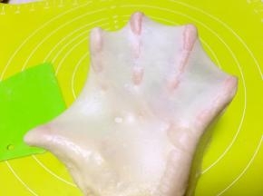 揉个6、7分钟，就可以揉出手套膜啦