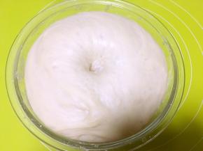 将面团揉成面团，放容器内盖保鲜膜室温发酵至两倍大，发酵好的面团，用手指沾干粉按下去，有个圆圆的洞不回弹