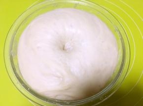 将面团揉成面团，放容器内盖保鲜膜室温发酵至两倍大，发酵好的面团，用手指沾干粉按下去，有个圆圆的洞不回弹