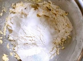 筛入低筋面粉搅拌几下