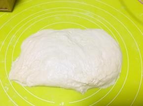 将发酵好的面团取出，按压排气