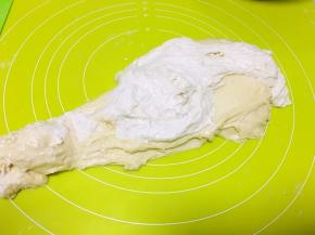 取出酵头，跟面团混合推揉均匀，如果面团推揉费劲，证明面团水份不够，可以手上沾点水揉