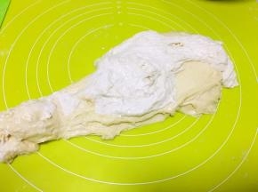 取出酵头，跟面团混合推揉均匀，如果面团推揉费劲，证明面团水份不够，可以手上沾点水揉