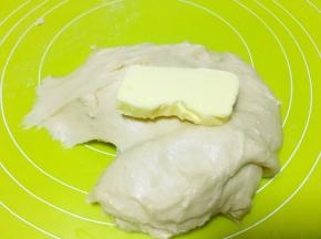 加入黄油继续推揉