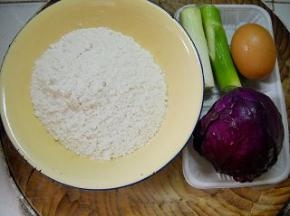 准备好面粉、鸡蛋、大葱、香菇、紫甘蓝。