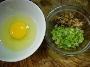 鸡蛋磕破于碗中，加盐拌匀；大葱、香菇洗净切细粒。