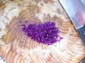 紫甘蓝取叶片，洗净、切细粒。