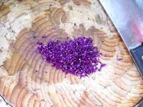 紫甘蓝取叶片，洗净、切细粒。