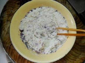 切好的紫甘蓝倒入面粉中，加入适量冷水，调成稍干点的面糊备用。