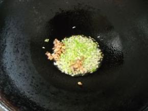 锅中油热，爆香大葱，炒香菇。