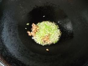 锅中油热，爆香大葱，炒香菇。