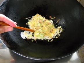 倒入鸡蛋，滑散；调入适量盐，盛入碗中。