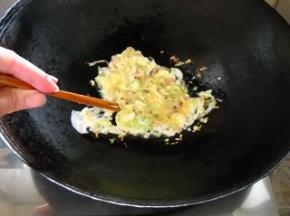 倒入鸡蛋，滑散；调入适量盐，盛入碗中。