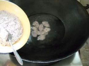 锅中水开，用小勺将面糊舀入开水中。