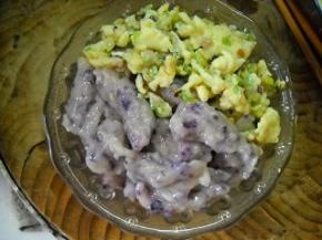 将炒好的大葱鸡蛋倒入面碗中。