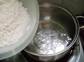 糙米洗净，入开水锅中；不停搅拌避免粘锅。