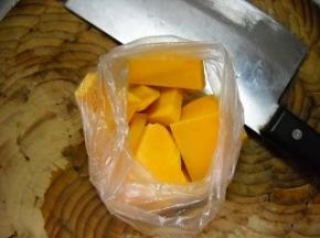 南瓜去皮、洗净、切厚片，入微波炉高火叮3分钟至熟。