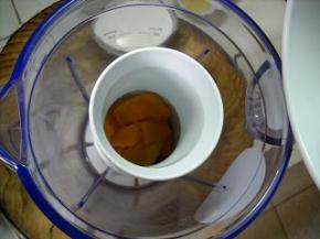 晾凉的南瓜放入搅拌机中。