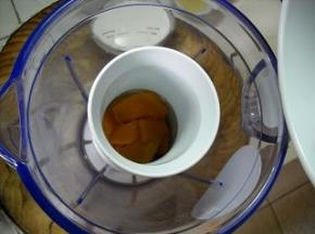 晾凉的南瓜放入搅拌机中。