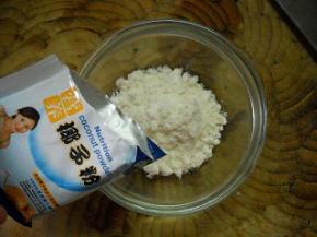 椰粉倒入碗中。