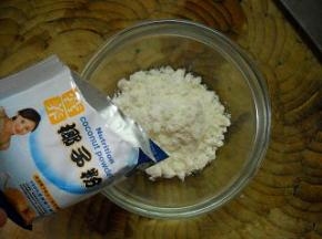 椰粉倒入碗中。