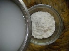 用糙米汁将椰粉冲泡好。