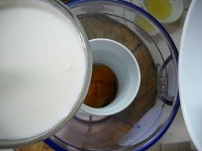 椰汁倒入搅拌机中，打成南瓜蓉。