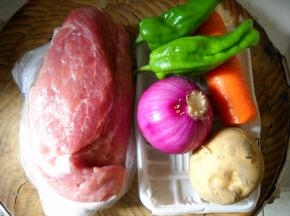 准备好土豆、青椒、洋葱、胡萝卜和猪瘦肉。 锅中油热，滑散肉片，盛起备用。