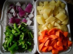 土豆、胡萝卜、青椒、洋葱洗净切小块备用。