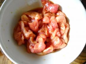 猪肉洗净切片；用生抽、淀粉拌匀。