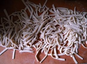 撒上少许干粉，均匀抖散备用。